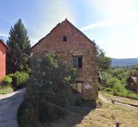 Ein Einfamilienhaus in der Ivana Krasku Straße in Handlová mit Ziegelfassade und Garten.