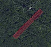 Luftaufnahme von landwirtschaftlichen und forstwirtschaftlichen Flächen in der Umgebung von Zlatníky, markiert mit roten Linien.