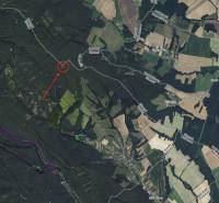 Luftaufnahme von landwirtschaftlichen und forstwirtschaftlichen Flächen in der Umgebung von Zlatníky und Cimenná.