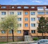 Wohnhaus in der Latorická-Straße in Bratislava - Dolné hony mit Parkplätzen im Vordergrund.