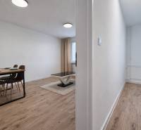 Essbereich mit Tisch und Stühlen in einer 2-Zimmer-Wohnung mit Holzboden.