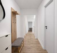 Der Flur in der 2-Zimmer-Wohnung mit einem Boden in Holzoptik und einer Garderobe an der Wand.