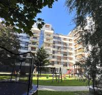 Wohnhaus in der Drieňová-Straße in Bratislava - Ružinov mit Grünflächen und Kinderspielplatz.