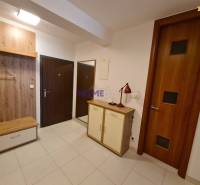 Flur in einer 2-Zimmer-Wohnung mit Schuhschrank und Garderobenwand in Holzdekor.