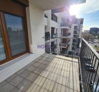 Ein Balkon mit Fliesen und Aussicht auf die Umgebung in Bratislava - Ružinov in der Drieňová-Straße.