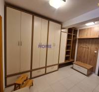 Der Flur in der 2-Zimmer-Wohnung mit geräumigen Schränken und einer Garderobenwand.