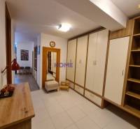 Flur mit Einbauschränken und Holzelementen in einer 2-Zimmer-Wohnung.