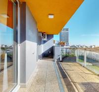 Balkon in einer 3-Zimmer-Wohnung mit Blick auf Staré grunty, Karlova Ves, Bratislava.