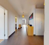 Ein heller Flur in einer 3-Zimmer-Wohnung mit Fliesen und hellen Möbeln.