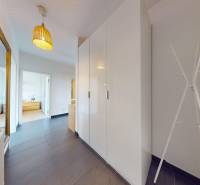 Flur in einer 3-Zimmer-Wohnung mit Einbauschränken und Spiegel, Boden mit Holzdekor.