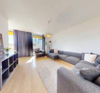 Wohnzimmer mit großem Sofa und Holzboden in einer 3-Zimmer-Wohnung.