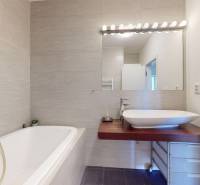 Badezimmer in einer 3-Zimmer-Wohnung mit Badewanne und Designerfliesen.
