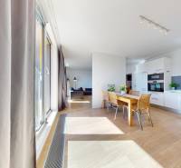 Geräumige Küche mit Esstisch und Holzdekorboden in einer 3-Zimmer-Wohnung.