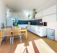 Helle Küche in einer 3-Zimmer-Wohnung mit Holzboden und Esstisch.