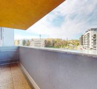 Balkon einer 3-Zimmer-Wohnung mit Blick auf die umliegende Architektur in Staré Grunty in Bratislava.