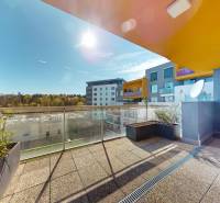 Terrasse einer 3-Zimmer-Wohnung in Staré Grunty in Bratislava - Karlova Ves mit Aussicht.