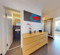 Innenraum einer 3-Zimmer-Wohnung mit Holzboden, Spiegel und Wanddekoration.