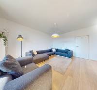 Wohnzimmer in einer 3-Zimmer-Wohnung mit Sofas und Holzboden.