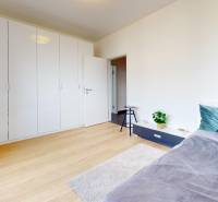 Helles Schlafzimmer mit Holzboden und Einbauschrank in einer 3-Zimmer-Wohnung.