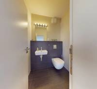 Badezimmer in einer 3-Zimmer-Wohnung mit hängendem WC und Waschbecken.