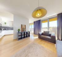 Helles Wohnzimmer mit Holzdekorboden und großen Fenstern in einer 3-Zimmer-Wohnung.