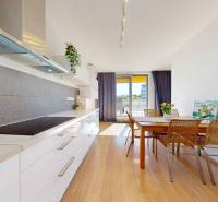 Küche und Esszimmer mit Holzboden in einer 3-Zimmer-Wohnung.