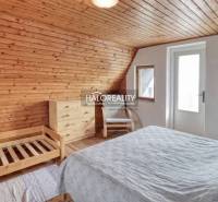 Dachbodenraum mit Holzboden, hellem Interieur und einfacher Einrichtung.