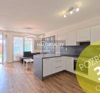 Küche und Wohnzimmer in einer 2-Zimmer-Wohnung mit Holzboden, Zugang zur Terrasse.