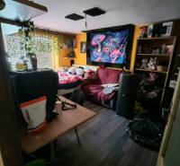 Ein Zimmer in einem Einfamilienhaus mit bunter Dekoration und Holzboden.