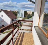 Der Balkon eines Einfamilienhauses in der Straße Závršky in Myjava mit Blick auf die umliegenden Gebäude.