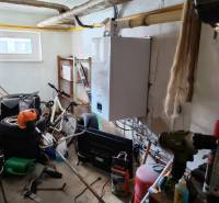 Der Schuppen im Einfamilienhaus enthält ein Fahrrad, Werkzeuge, einen Kessel und verschiedene Sportausrüstungen.