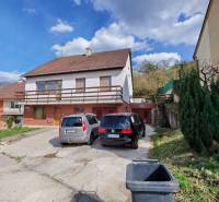 Einfamilienhaus in der Straße Závršky in Myjava, Parkplatz mit zwei Autos und Grünfläche.