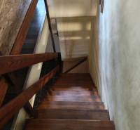 Eine Treppe mit Holzdekor in einem Einfamilienhaus.
