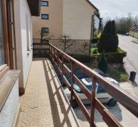 Der Balkon eines Einfamilienhauses in Závršky in Myjava mit Blick auf die Straße.