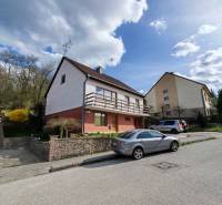 Ein Einfamilienhaus in der Straße Závršky in Myjava mit Autos, die davor geparkt sind.