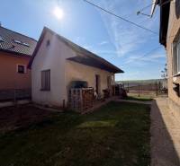 Einfamilienhaus in Belinice 105 mit Anbau, Höfen und Rasen, neben dem Nachbarhaus.