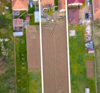 Ein Grundstück mit einem Einfamilienhaus in Belince, umgeben von weiteren Häusern und Gärten.