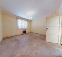 Heller Raum mit Holzboden in einem Einfamilienhaus.