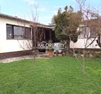 Ein Einfamilienhaus in Poltár mit Garten und Bäumen, gepflegtem Rasen.