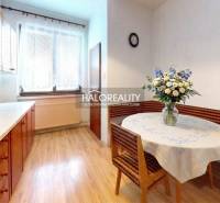 Küche in einem Einfamilienhaus mit Holzboden und Blumendekoration.