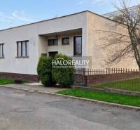 Ein Einfamilienhaus in Poltár mit Vorgarten, Umzäunung und gepflegtem Rasen in einer ruhigen Straße.