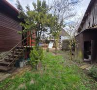 Ein Hof mit Treppen und einem Holzschuppen zum Wohnen in Bohdanovce.