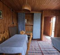 Holzinterieur mit Esstisch, Sofa und Vorhängen, Grundstücke - Wohnen.