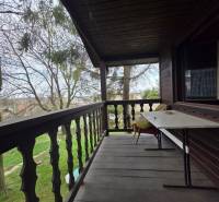 Holzterrasse mit Blick auf den Garten in der Lage Bohdanovce für Grundstücke - Wohnen.