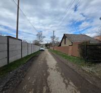 Landstraße in Bohdanovce, mit Wohnbaugrundstücken auf beiden Straßenseiten.