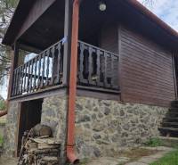 Ein Haus mit Steinfundamenten auf einem Grundstück, das für Wohnzwecke in Bohdanovce bestimmt ist, in der Straße Bohdanovce.