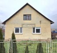 Ein Einfamilienhaus in Čereňany mit einer einfachen Fassade und einem Vorgarten hinter dem Zaun.