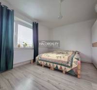 Schlafzimmer mit Holzboden, Bett und Einbauschrank in einem Einfamilienhaus.