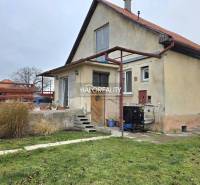 Ein Einfamilienhaus in Čereňany mit gepflegtem Garten und Terrasse.