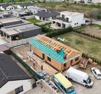 Der Bau eines Einfamilienhauses in der Karasova-Straße in Senec mit einem neuen Dach.